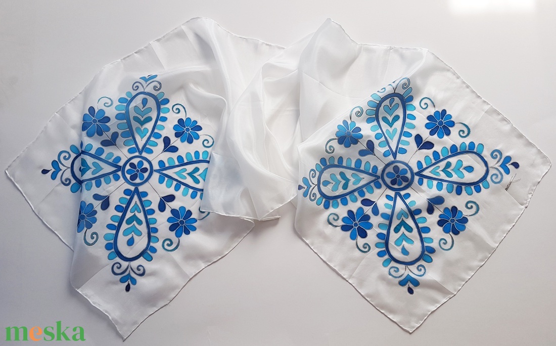 Kézzel festett SELYEMSÁL, magyar népművészet, írásos, Erdély, Kalotaszeg, kék, fehér ,ezüst - ruha & divat - sál, sapka, kendő - sál - Meska.hu Kézzel festett SELYEMSÁL, magyar népművészet, írásos, Erdély, Kalotaszeg, kék, fehér ,ezüst - ruha & divat - sál, sapka, kendő - sál - Meska.hu