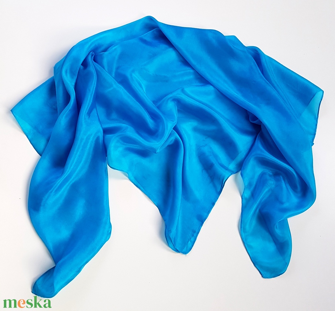Kézzel festett SELYEMKENDŐ, a kék, világos kék, türkizkék , ciánkék és tengerkék árnyalatai - nagyméretű 110x110 cm - ruha & divat - sál, sapka, kendő - sál - Meska.hu Kézzel festett SELYEMKENDŐ, a kék, világos kék, türkizkék , ciánkék és tengerkék árnyalatai - nagyméretű 110x110 cm - ruha & divat - sál, sapka, kendő - sál - Meska.hu