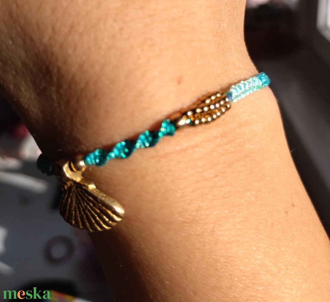 Ariel fésűkagylós makramé karkötő  - ékszer - karkötő - fonott karkötő - Meska.hu