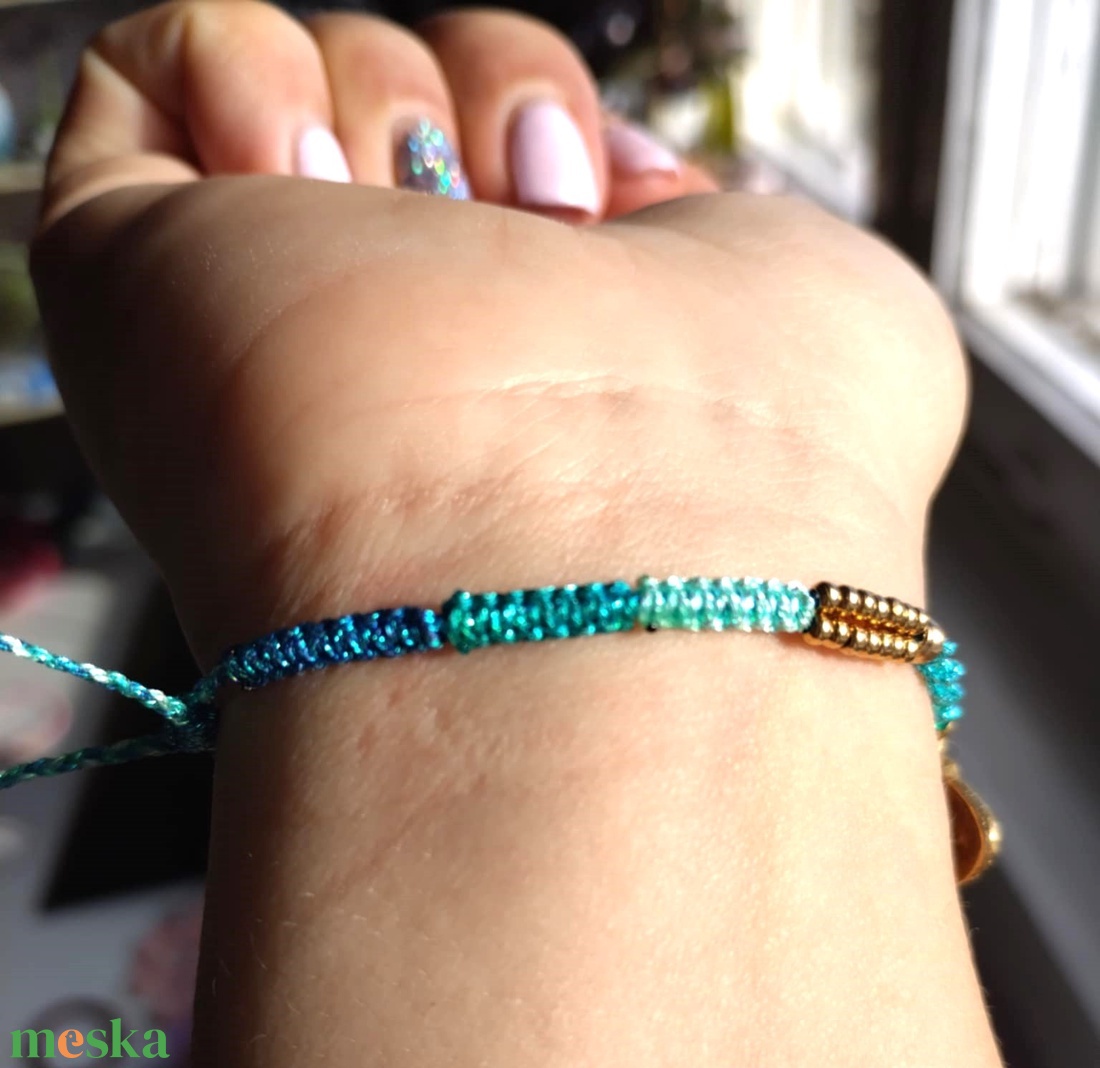 Ariel fésűkagylós makramé karkötő  - ékszer - karkötő - fonott karkötő - Meska.hu