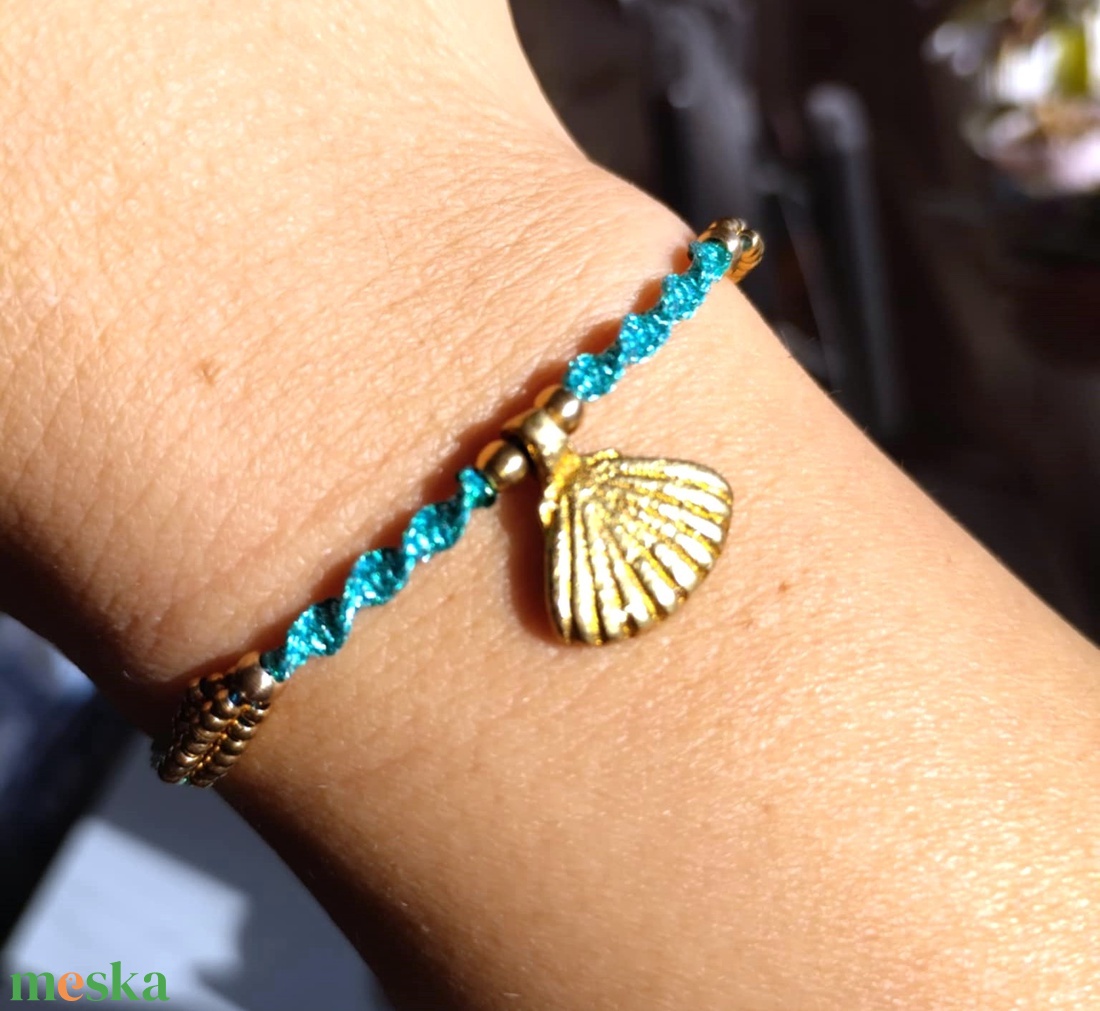 Ariel fésűkagylós makramé karkötő  - ékszer - karkötő - fonott karkötő - Meska.hu