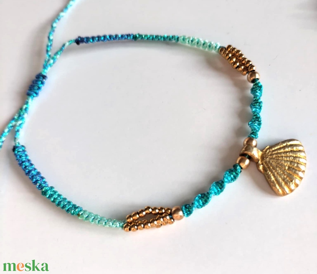 Ariel fésűkagylós makramé karkötő  - ékszer - karkötő - fonott karkötő - Meska.hu