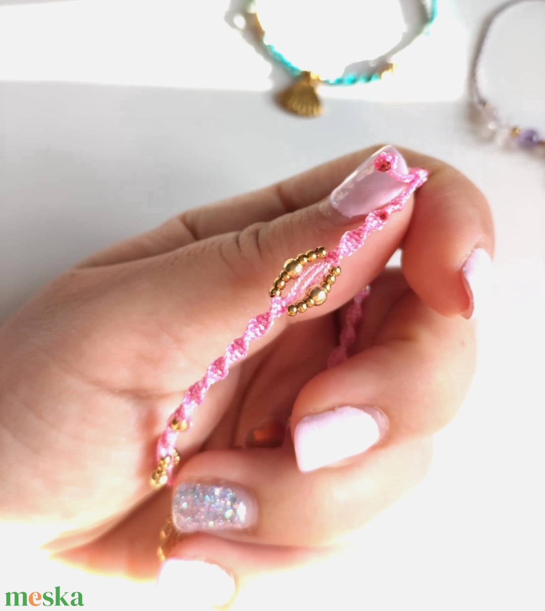 Pink asszimetrikus makramé karkötő virággal és szívvel - ékszer - karkötő - fonott karkötő - Meska.hu