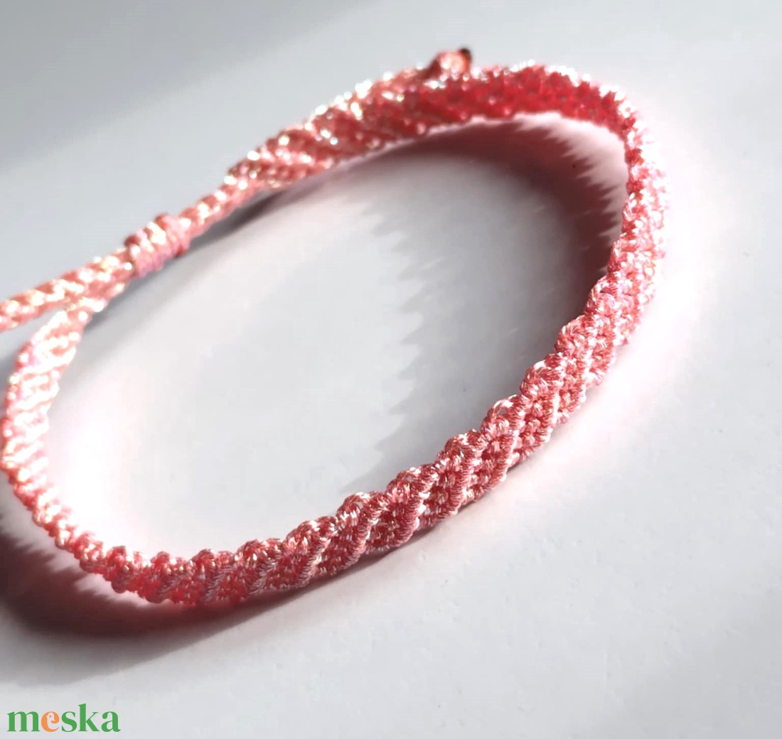 Korall, csillogós makramé karkötő  - ékszer - karkötő - fonott karkötő - Meska.hu