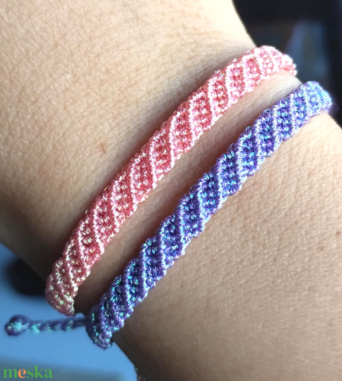 Korall, csillogós makramé karkötő  - ékszer - karkötő - fonott karkötő - Meska.hu