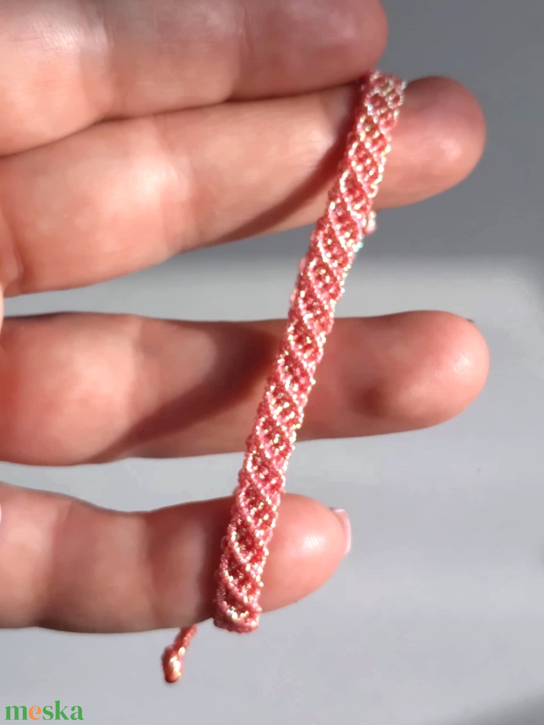 Korall, csillogós makramé karkötő  - ékszer - karkötő - fonott karkötő - Meska.hu