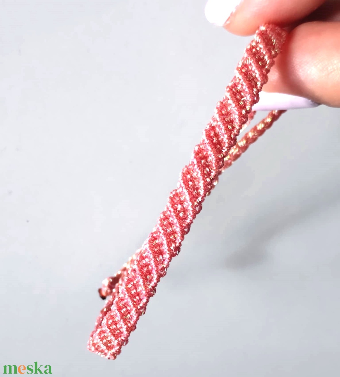 Korall, csillogós makramé karkötő  - ékszer - karkötő - fonott karkötő - Meska.hu