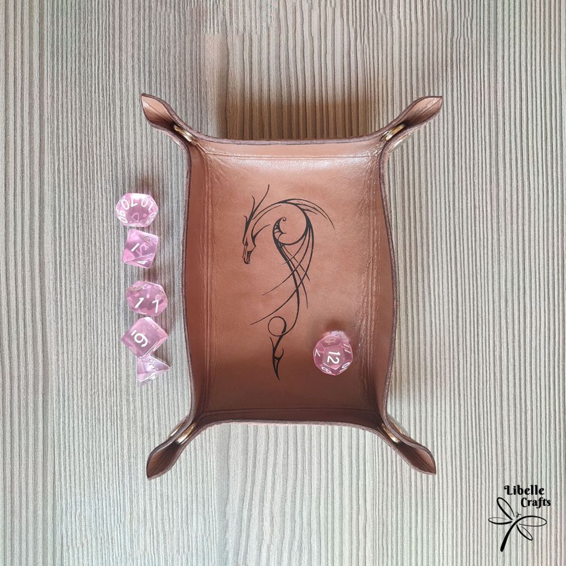 Sárkány sziluettes kockadobó tálca - játék & sport - szerepjáték - Meska.hu