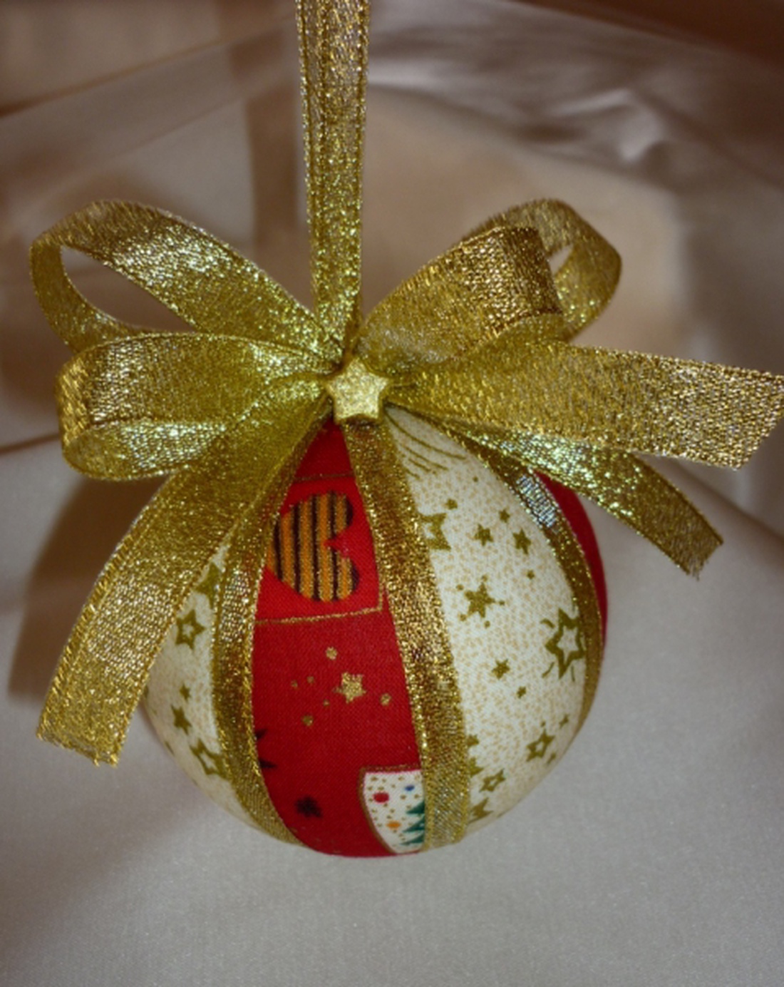 Karácsonyi mintás textillel bevont  hungarocell gömb (piros karácsonyi mintás-beige arany csillagos) -  - Meska.hu