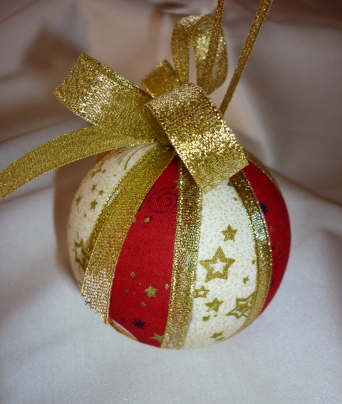 Karácsonyi mintás textillel bevont  hungarocell gömb (piros karácsonyi mintás-beige arany csillagos) -  - Meska.hu