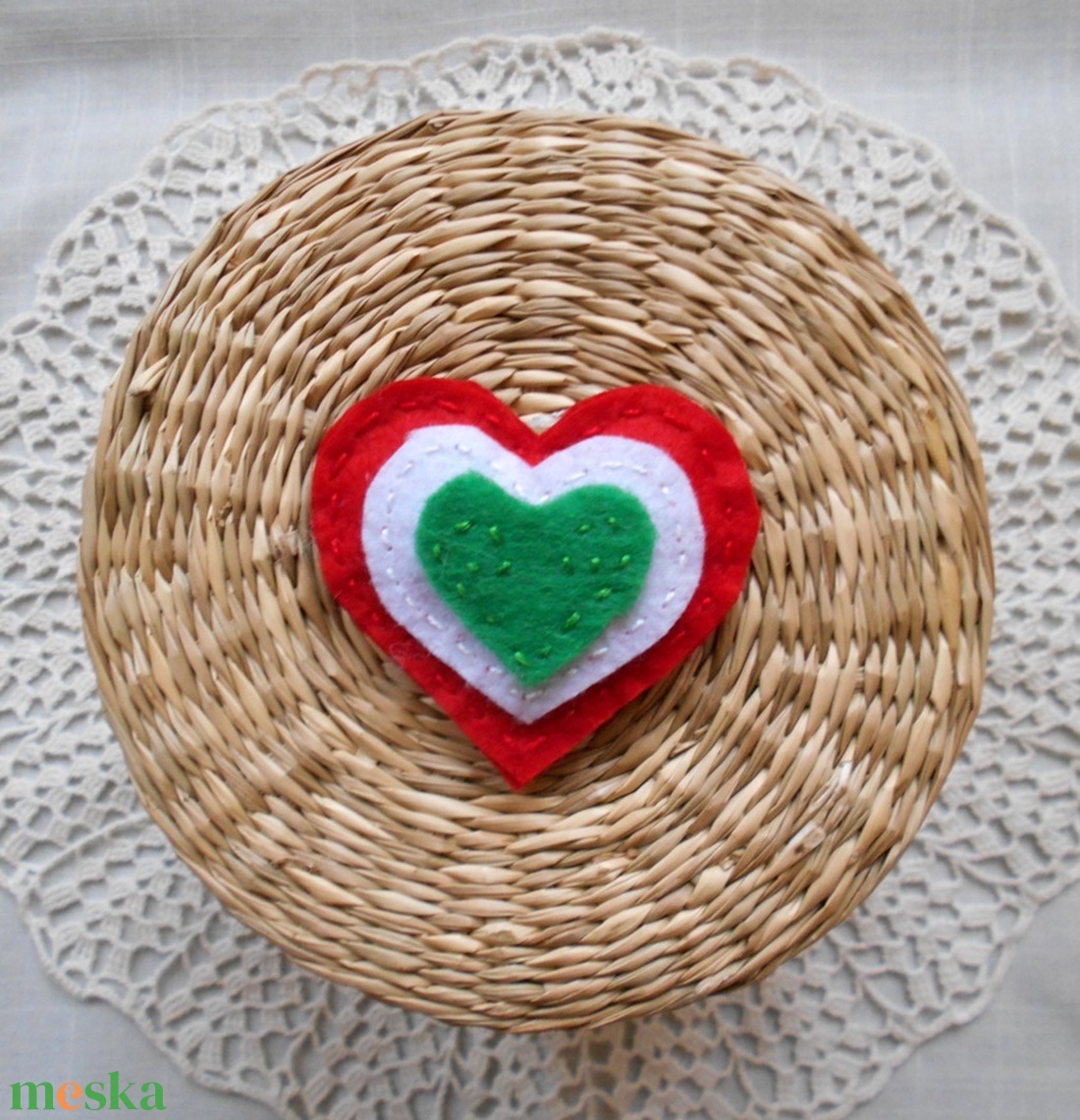 Kokárda kicsit másképp (szívecske) - ékszer - kitűző és bross - Meska.hu