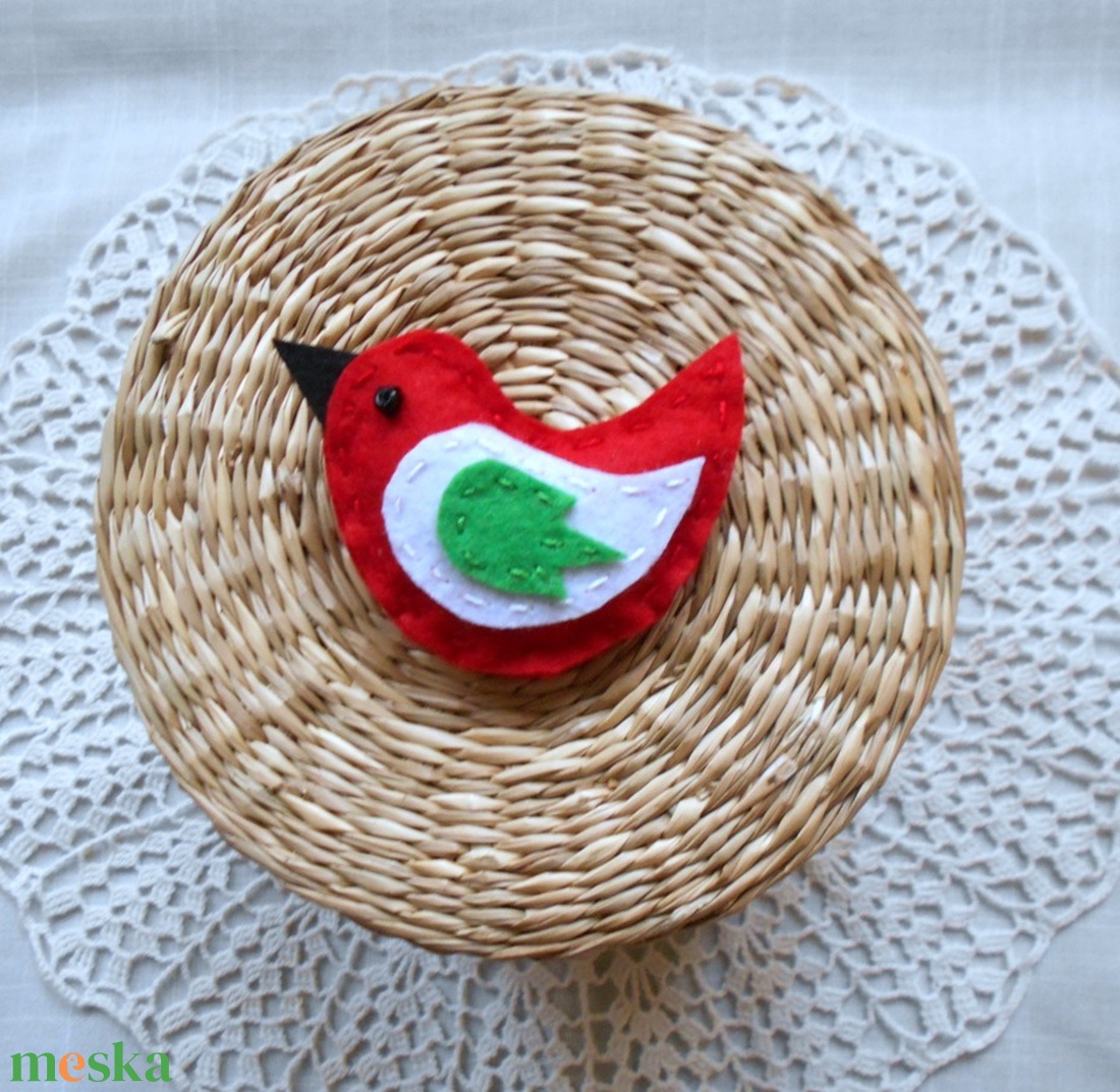 Kokárda kicsit másképp (madárka) - ékszer - kitűző és bross - Meska.hu