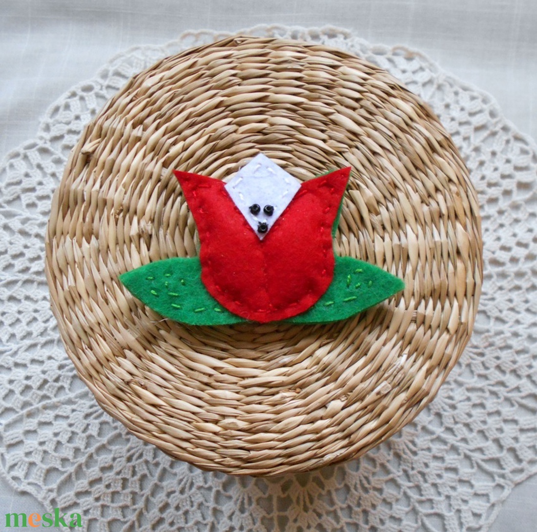 Kokárda kicsit másképp (tulipán) - ékszer - kitűző és bross - Meska.hu