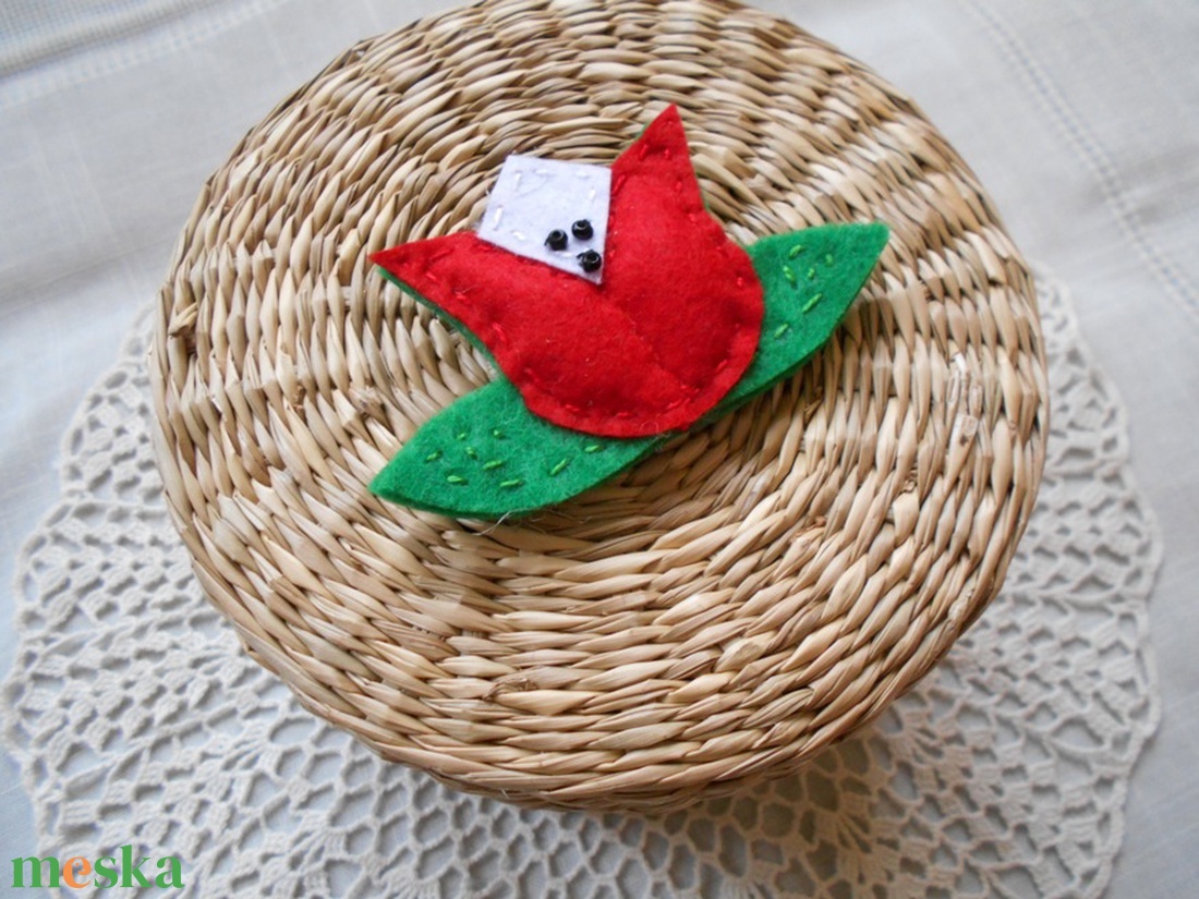 Kokárda kicsit másképp (tulipán) - ékszer - kitűző és bross - Meska.hu