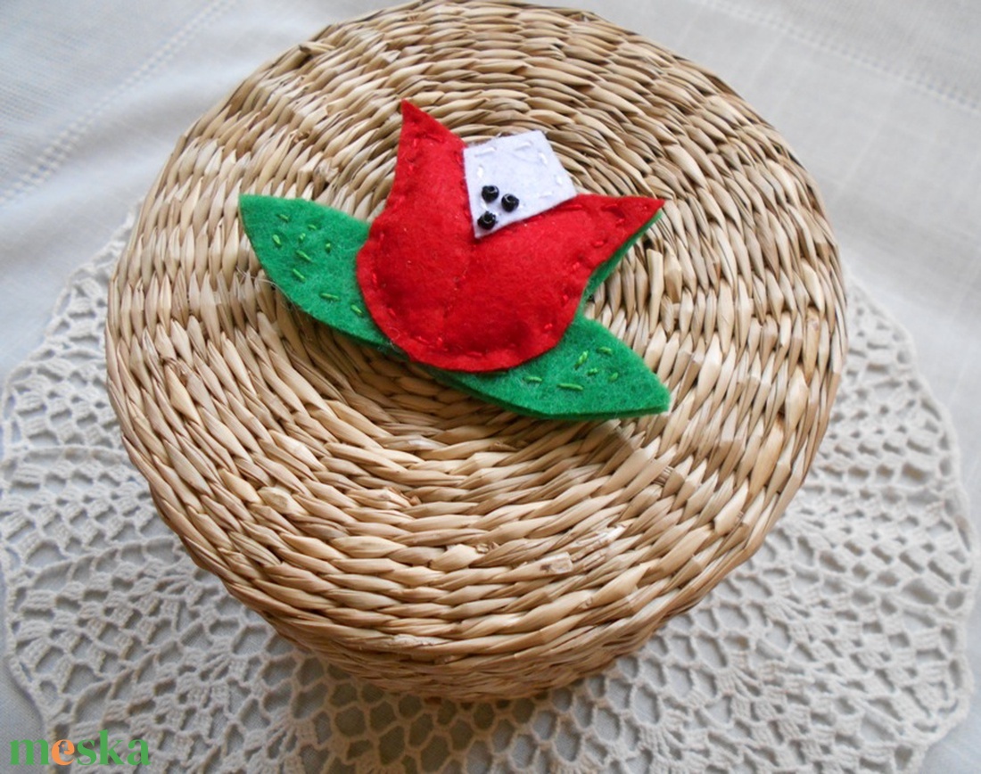Kokárda kicsit másképp (tulipán) - ékszer - kitűző és bross - Meska.hu
