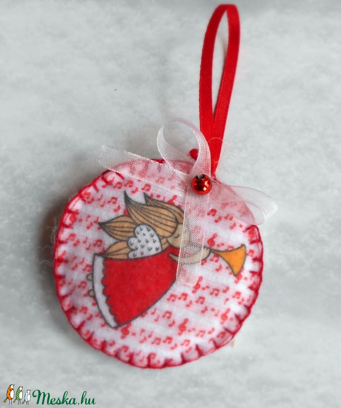 Kör alakú kürtölő angyalkás karácsonyfadísz (piros kottamintás-fehér) - karácsony - karácsonyi lakásdekoráció - karácsonyfadíszek - Meska.hu