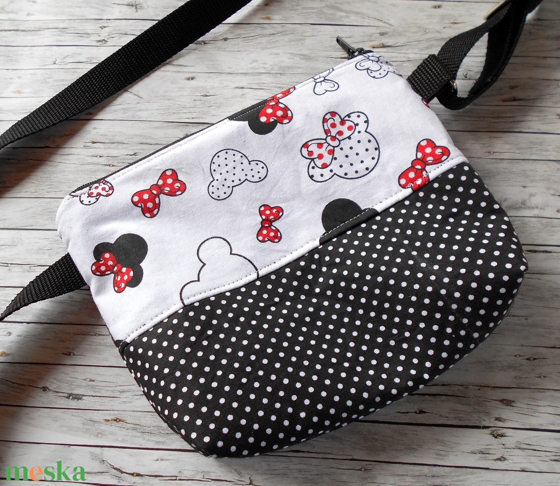 Fehér alapon Minnie és Mickey mintás hosszúpántos kisméretű cipzáros táska lányoknak - táska & tok - kézitáska & válltáska - vállon átvethető táska - Meska.hu