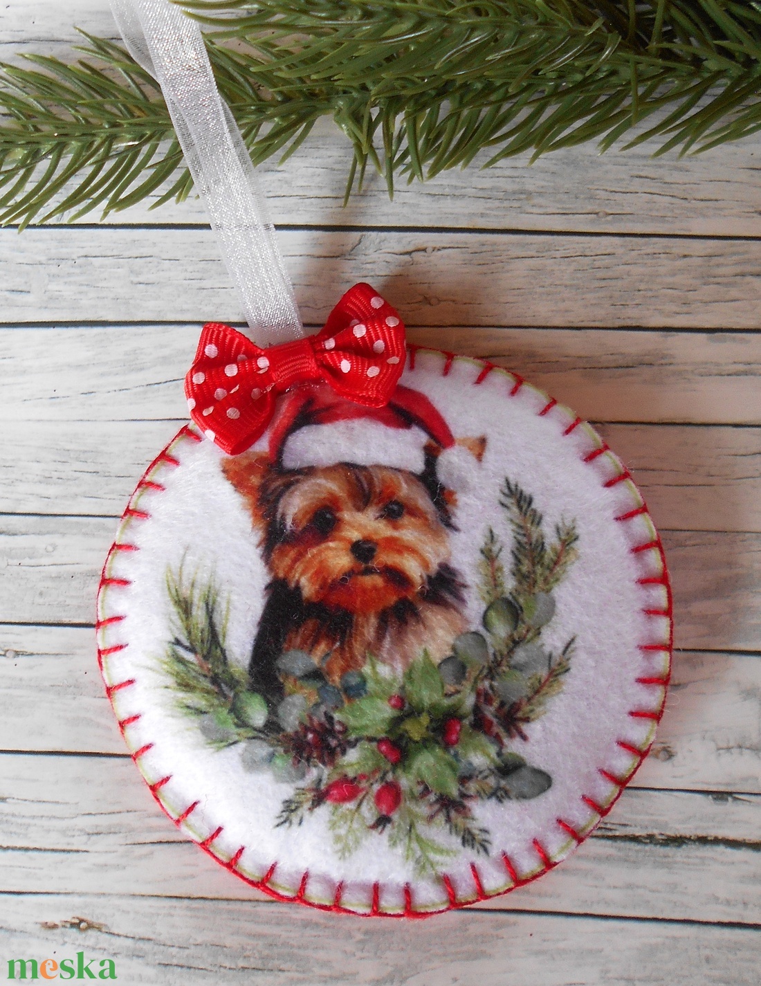 Yorki kutyusos karácsonyi bogyós ágakkal, mikulásvirággal kör alakú karácsonyfa dísz  - karácsony - karácsonyi lakásdekoráció - karácsonyfadíszek - Meska.hu