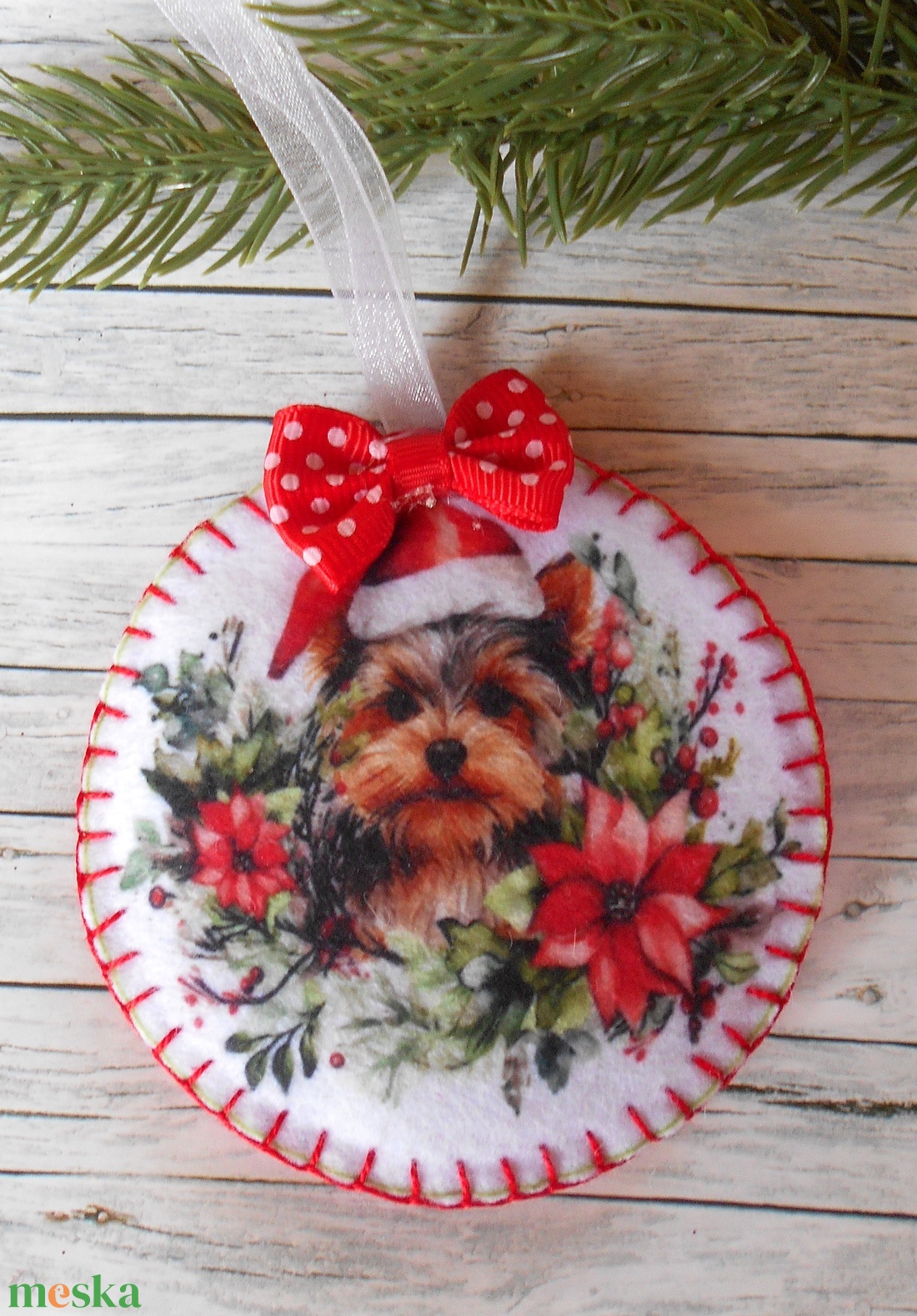 Yorki kutyusos karácsonyi bogyós ágakkal, mikulásvirággal kör alakú karácsonyfa dísz  - karácsony - karácsonyi lakásdekoráció - karácsonyfadíszek - Meska.hu