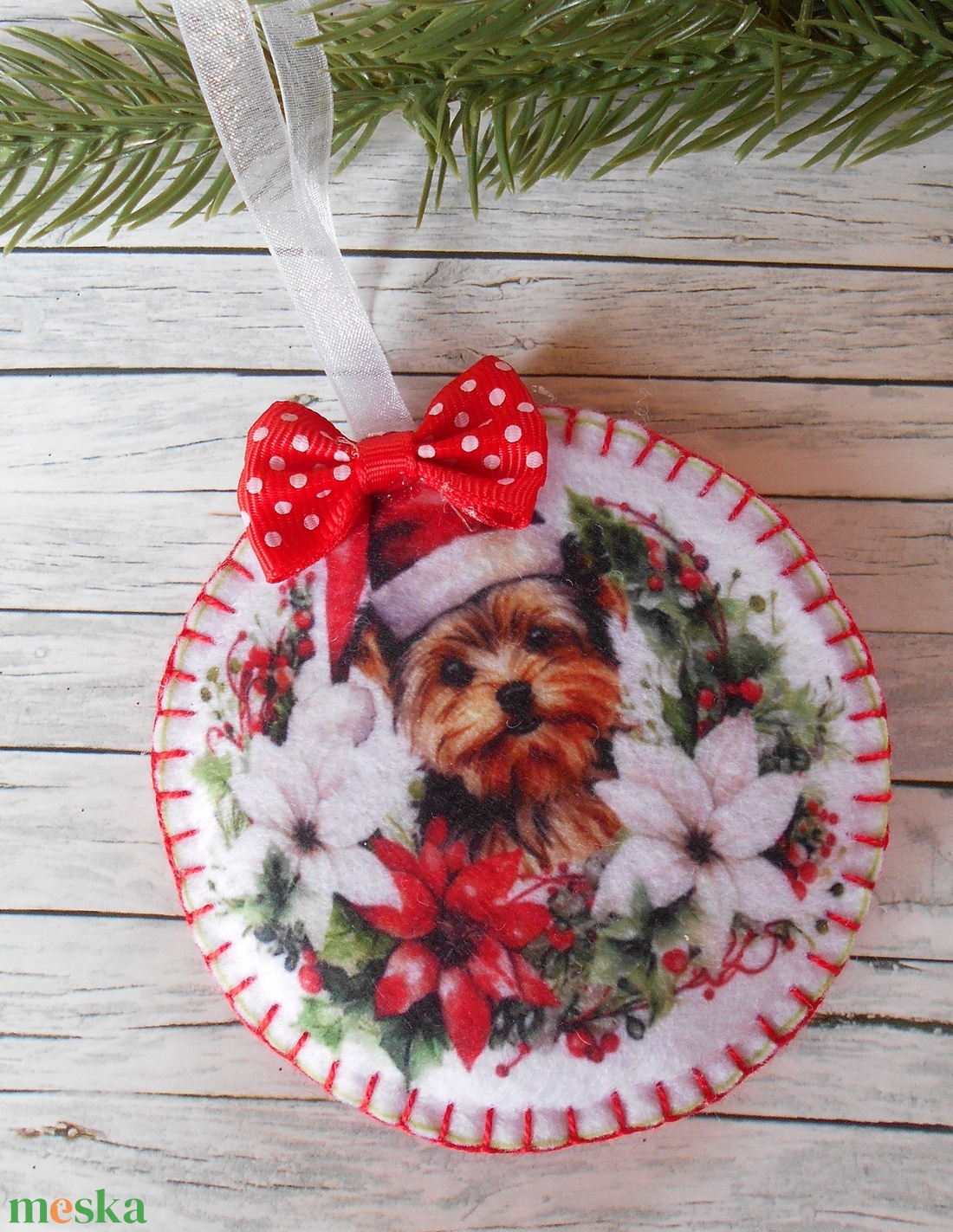 Yorki kutyusos karácsonyi bogyós ágakkal, mikulásvirággal kör alakú karácsonyfa dísz  - karácsony - karácsonyi lakásdekoráció - karácsonyfadíszek - Meska.hu