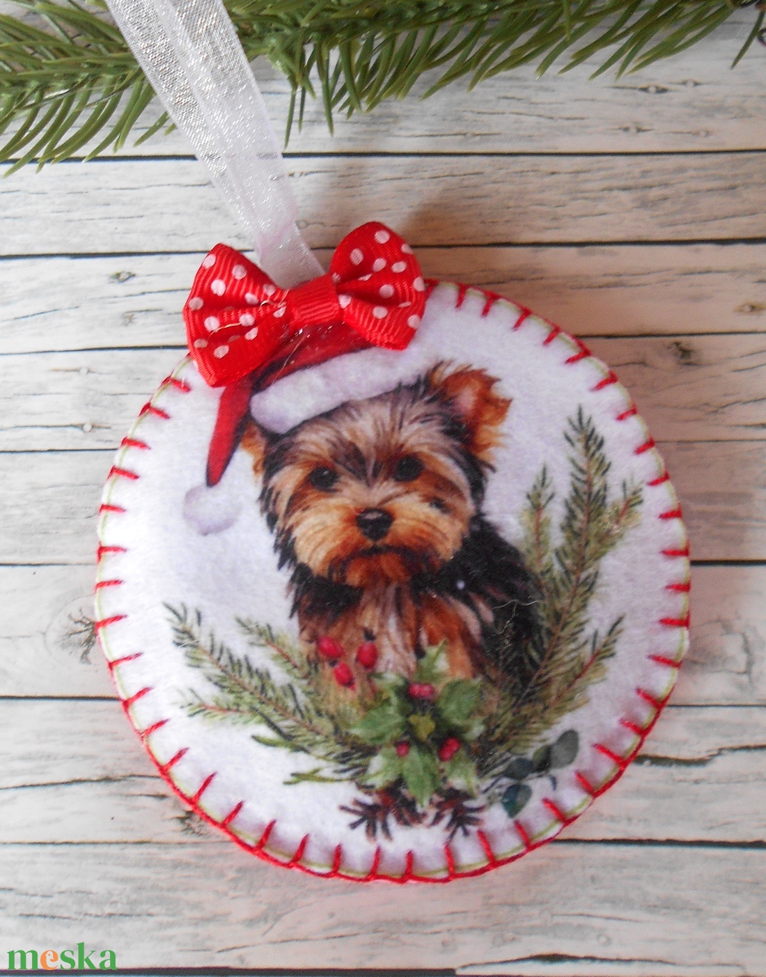 Yorki kutyusos karácsonyi bogyós ágakkal, mikulásvirággal kör alakú karácsonyfa dísz  - karácsony - karácsonyi lakásdekoráció - karácsonyfadíszek - Meska.hu