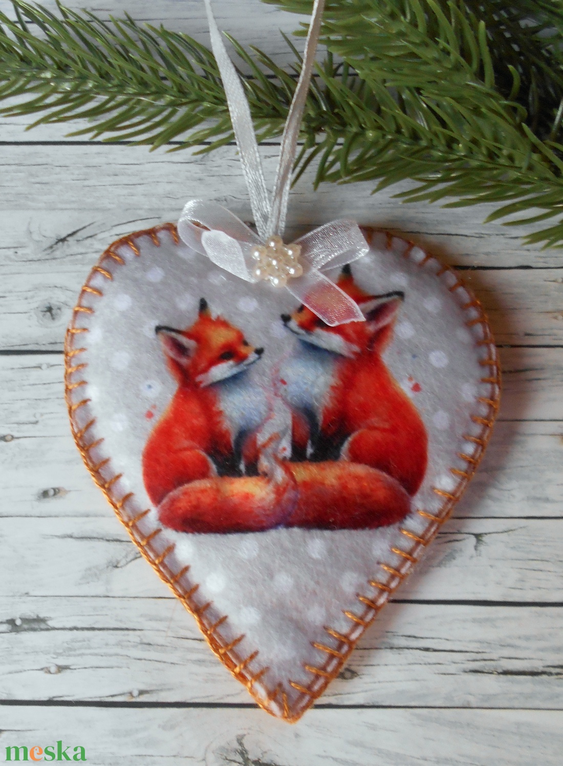 Szürke alapon róka mintás szív alakú karácsonyfadísz  - karácsony - karácsonyi lakásdekoráció - karácsonyfadíszek - Meska.hu