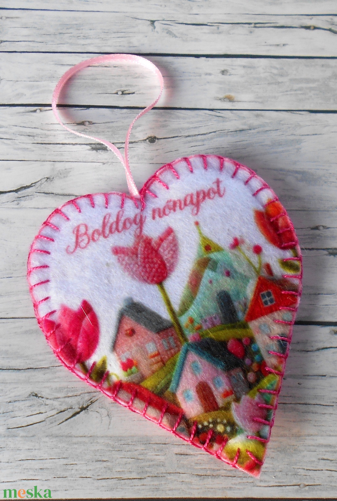 Nőnapi tulipános-házikós hímzett hatású szív - otthon & életmód - dekoráció - ajtó- és ablak dekoráció - ablakdísz - Meska.hu Nőnapi tulipános-házikós hímzett hatású szív - otthon & életmód - dekoráció - ajtó- és ablak dekoráció - ablakdísz - Meska.hu
