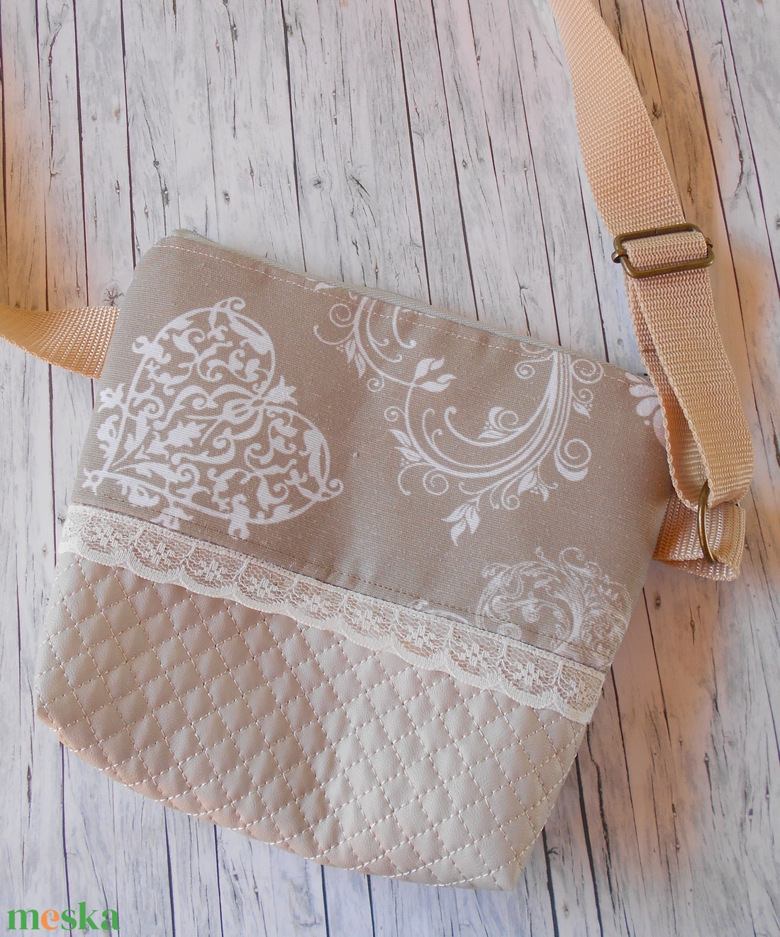 Vintage hangulatú beige alapon szívecske mintás táska hosszú pánttal - táska & tok - kézitáska & válltáska - vállon átvethető táska - Meska.hu Vintage hangulatú beige alapon szívecske mintás táska hosszú pánttal - táska & tok - kézitáska & válltáska - vállon átvethető táska - Meska.hu
