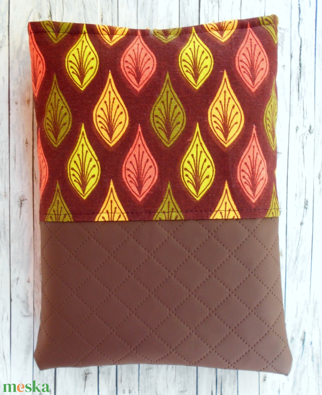 Gesztenyebarna alapon színes őszi levél mintás könyvtok  - könyv & zene - könyvtok - Meska.hu