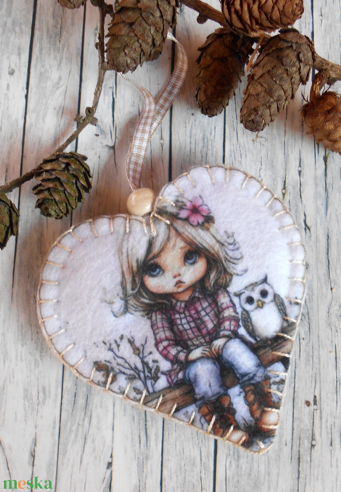 Szőke kislány bagollyal 1. / Vintage stílusú szív alakú karácsonyfadísz  - karácsony - karácsonyi lakásdekoráció - karácsonyfadíszek - Meska.hu