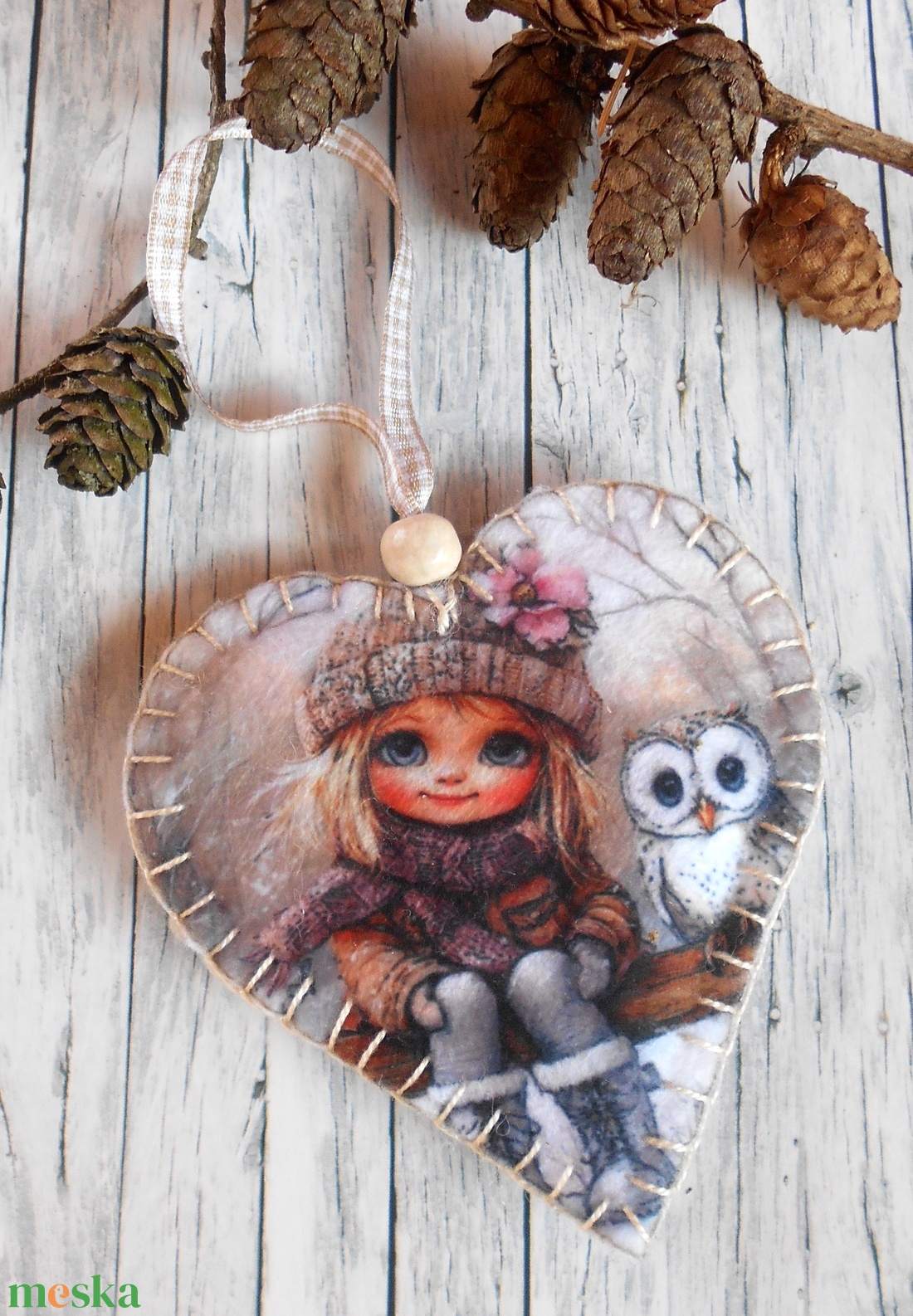 Szőke kislány bagollyal 3. / Vintage stílusú szív alakú karácsonyfadísz  - karácsony - karácsonyi lakásdekoráció - karácsonyfadíszek - Meska.hu
