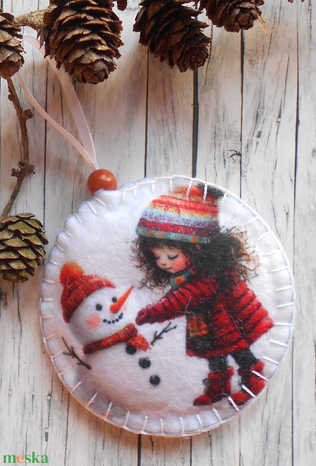 Kislány hóemberrel 1.kör alakú karácsonyfadísz  - karácsony - karácsonyi lakásdekoráció - karácsonyfadíszek - Meska.hu