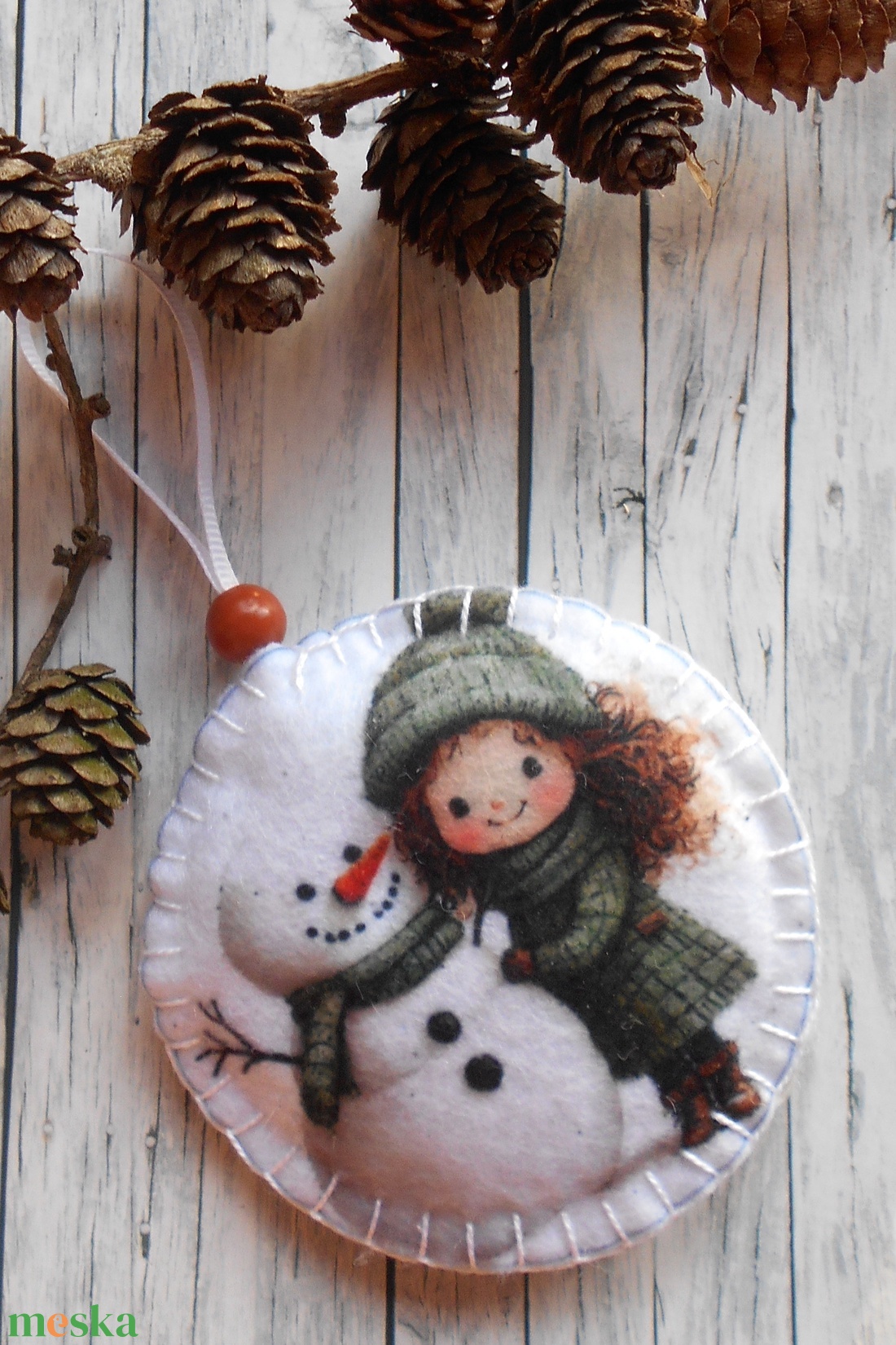 Kislány hóemberrel 2.kör alakú karácsonyfadísz  - karácsony - karácsonyi lakásdekoráció - karácsonyfadíszek - Meska.hu