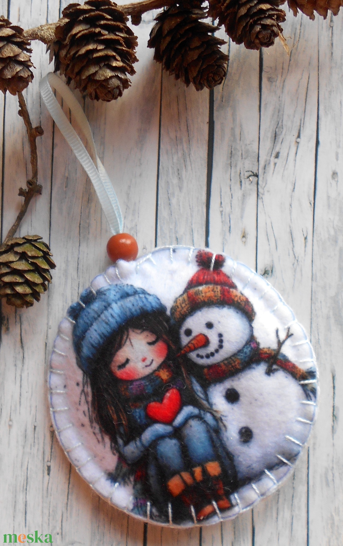 Kislány hóemberrel 3.kör alakú karácsonyfadísz  - karácsony - karácsonyi lakásdekoráció - karácsonyfadíszek - Meska.hu