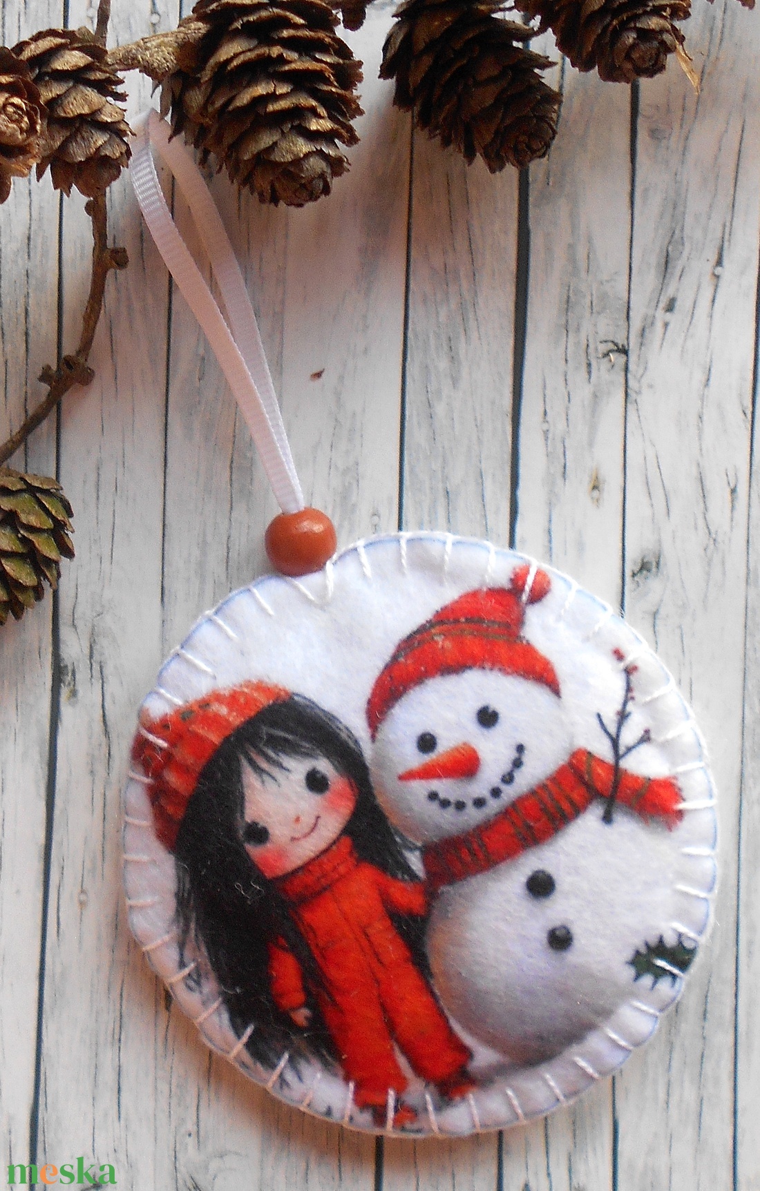 Kislány hóemberrel 4.kör alakú karácsonyfadísz  - karácsony - karácsonyi lakásdekoráció - karácsonyfadíszek - Meska.hu
