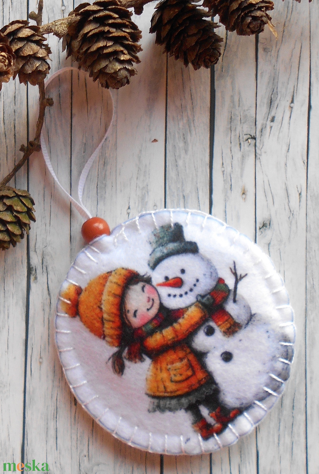 Kislány hóemberrel 5.kör alakú karácsonyfadísz  - karácsony - karácsonyi lakásdekoráció - karácsonyfadíszek - Meska.hu
