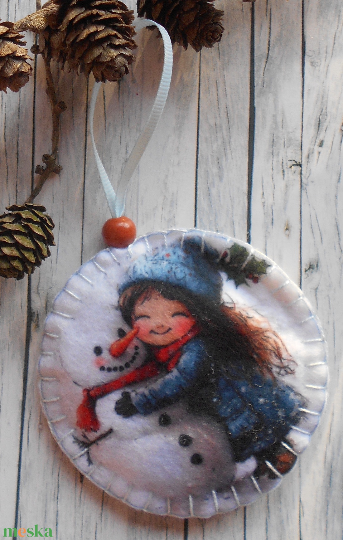 Kislány hóemberrel 6.kör alakú karácsonyfadísz  - karácsony - karácsonyi lakásdekoráció - karácsonyfadíszek - Meska.hu