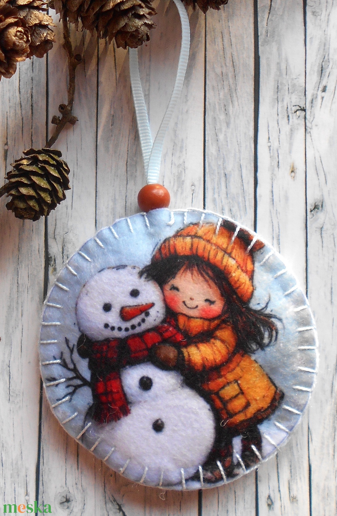 Kislány hóemberrel 8.kör alakú karácsonyfadísz  - karácsony - karácsonyi lakásdekoráció - karácsonyfadíszek - Meska.hu