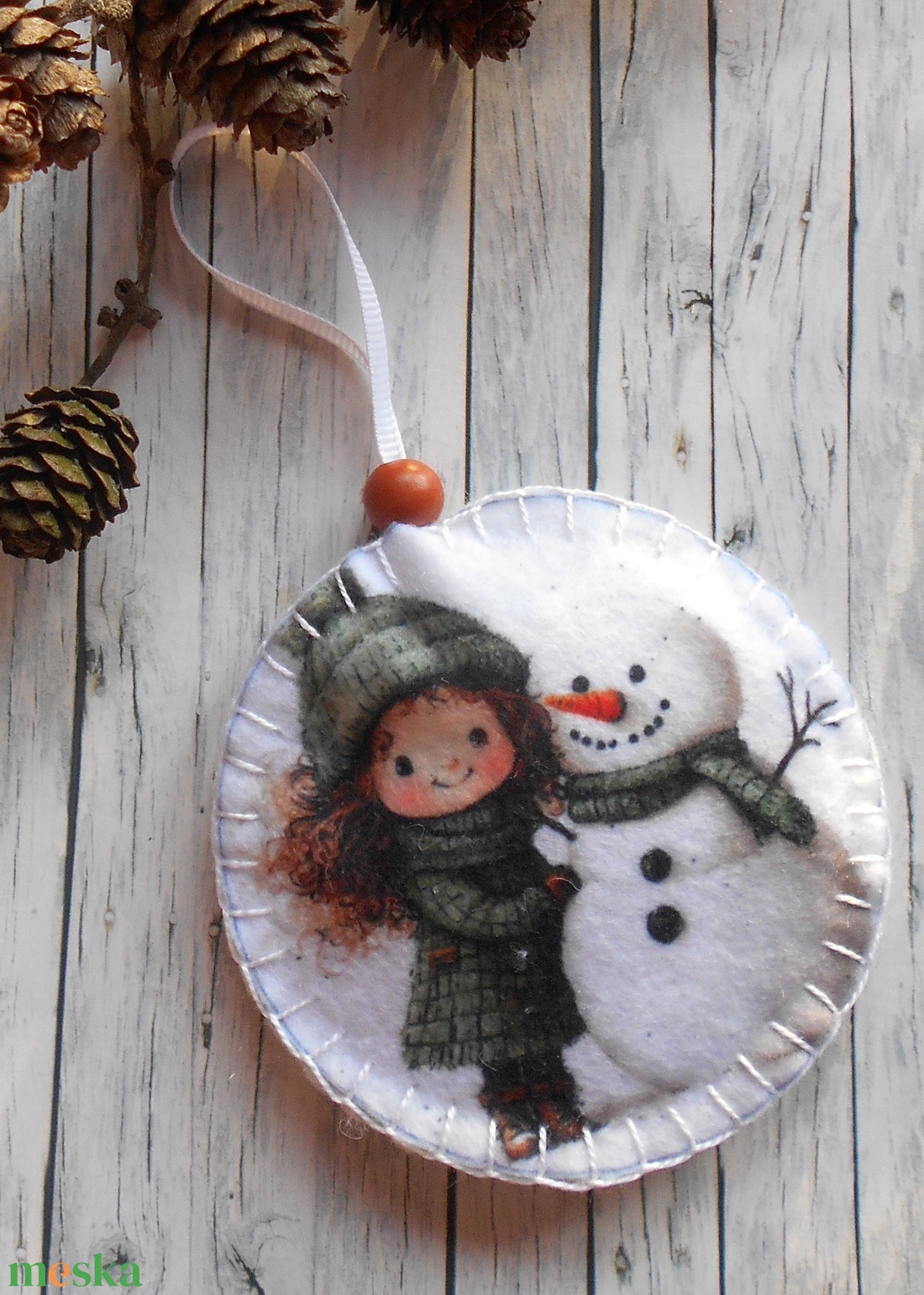 Kislány hóemberrel 10.kör alakú karácsonyfadísz  - karácsony - karácsonyi lakásdekoráció - karácsonyfadíszek - Meska.hu