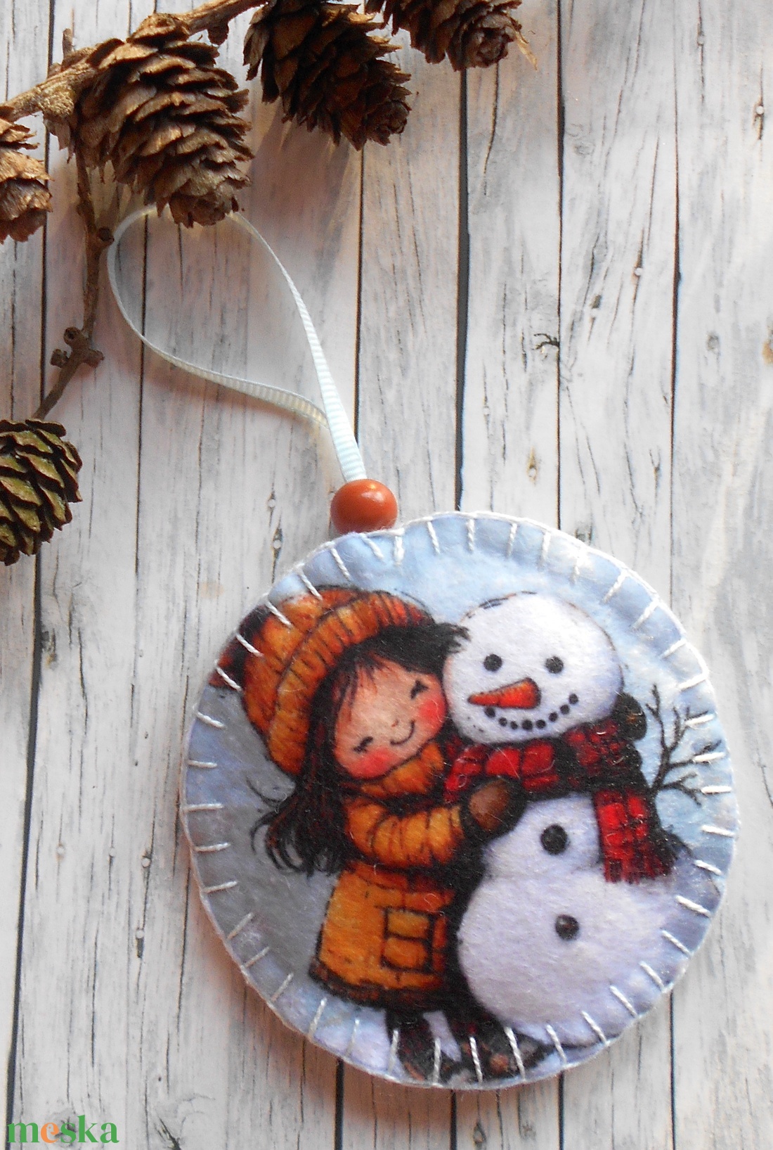 Kislány hóemberrel 11.kör alakú karácsonyfadísz  - karácsony - karácsonyi lakásdekoráció - karácsonyfadíszek - Meska.hu