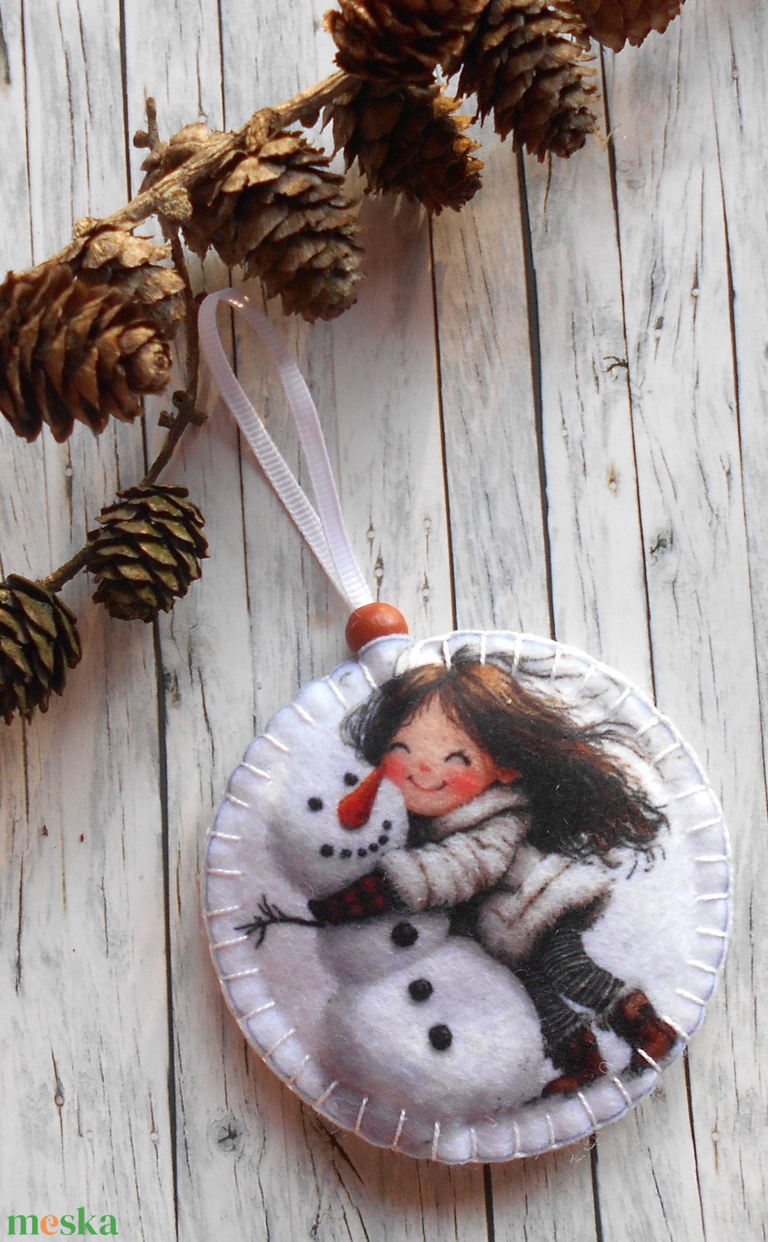 Kislány hóemberrel 12.kör alakú karácsonyfadísz  - karácsony - karácsonyi lakásdekoráció - karácsonyfadíszek - Meska.hu