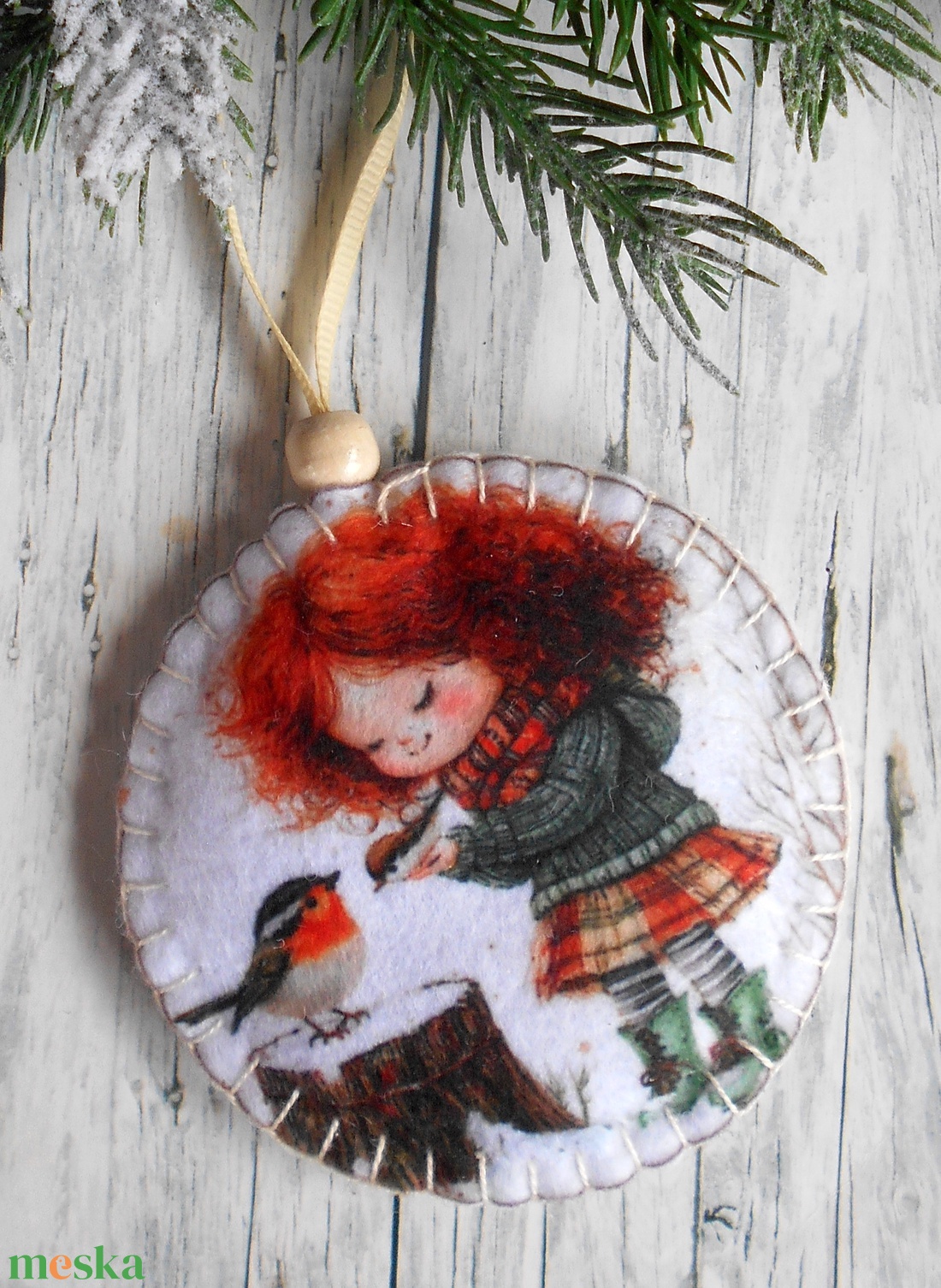 Kislány madárkával 1.kör alakú karácsonyfadísz  - karácsony - karácsonyi lakásdekoráció - karácsonyfadíszek - Meska.hu