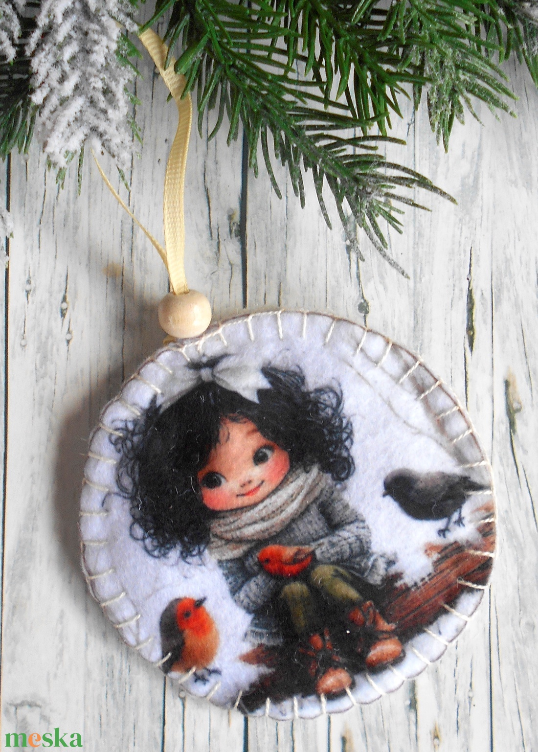 Kislány madárkával 6.kör alakú karácsonyfadísz  - karácsony - karácsonyi lakásdekoráció - karácsonyfadíszek - Meska.hu