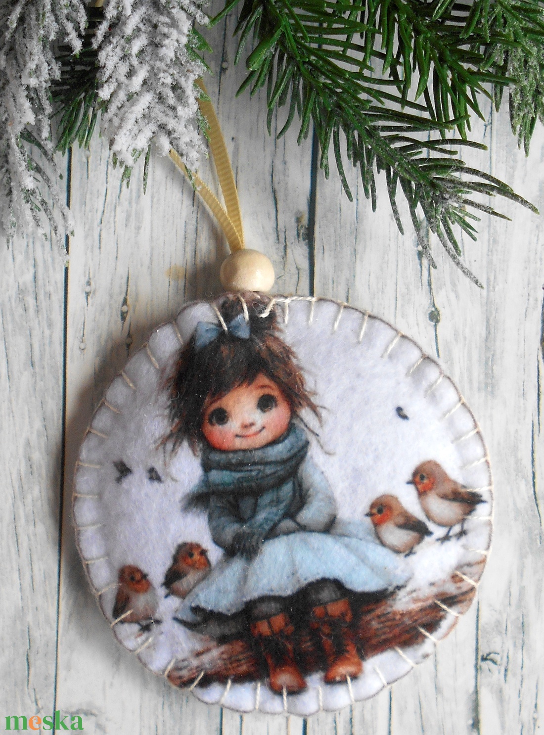 Kislány madárkával 8.kör alakú karácsonyfadísz  - karácsony - karácsonyi lakásdekoráció - karácsonyfadíszek - Meska.hu