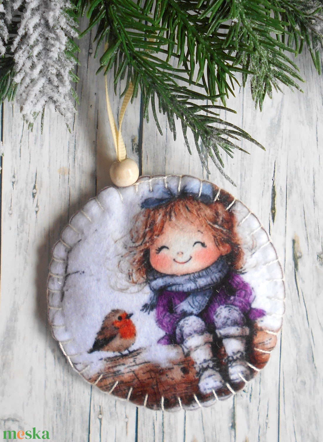 Kislány madárkával 10.kör alakú karácsonyfadísz  - karácsony - karácsonyi lakásdekoráció - karácsonyfadíszek - Meska.hu