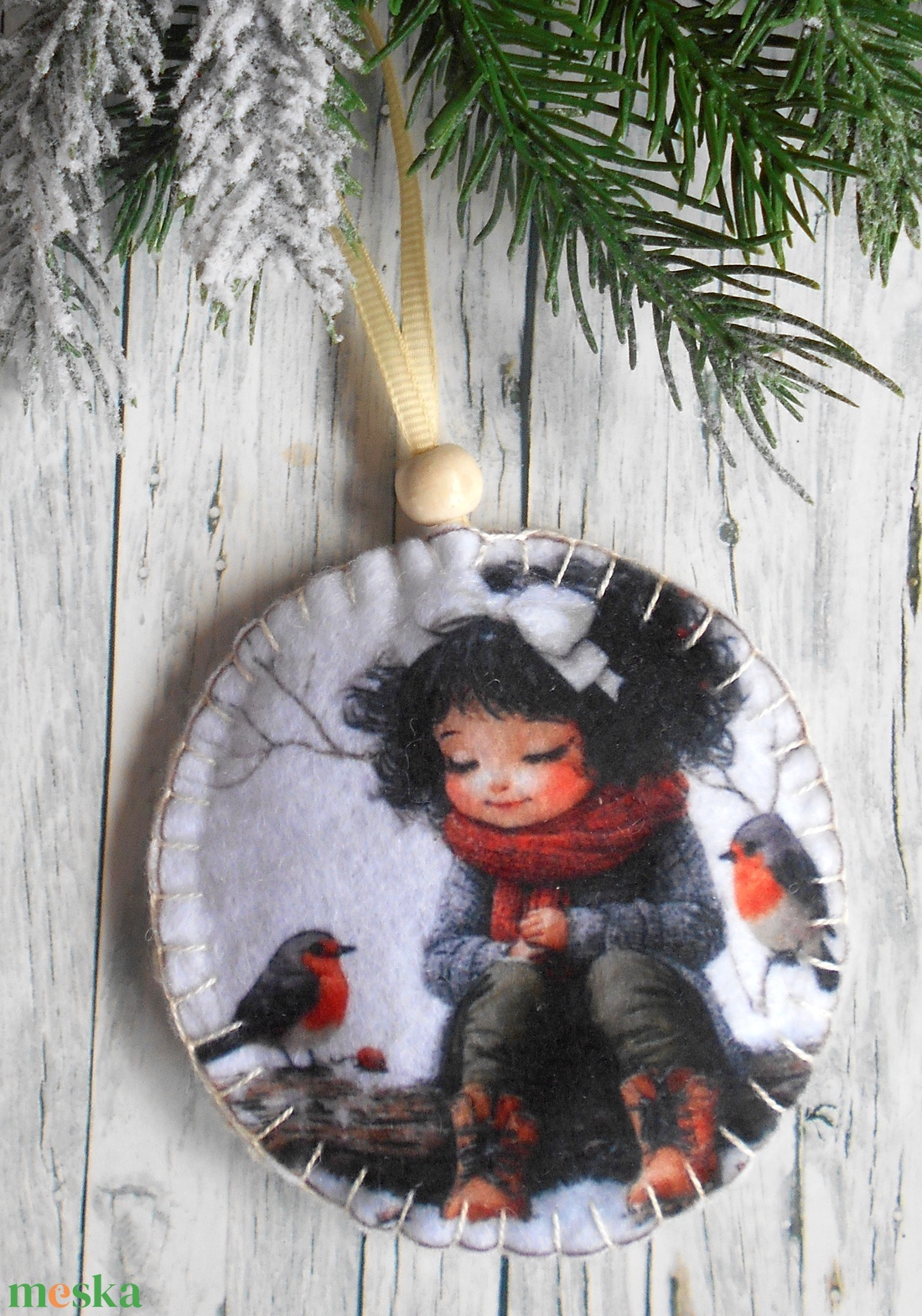 Kislány madárkával 11.kör alakú karácsonyfadísz  - karácsony - karácsonyi lakásdekoráció - karácsonyfadíszek - Meska.hu
