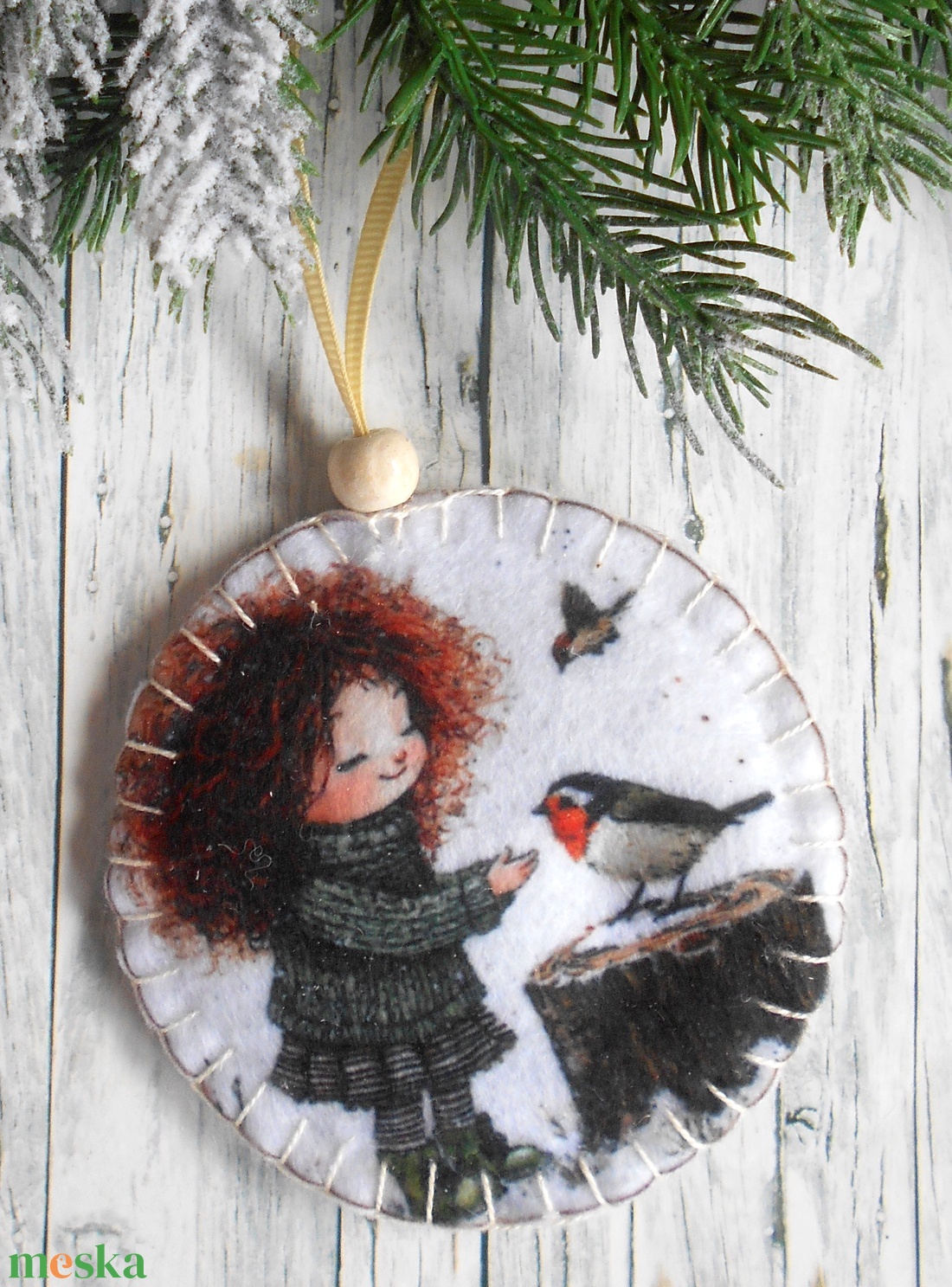 Kislány madárkával 12.kör alakú karácsonyfadísz  - karácsony - karácsonyi lakásdekoráció - karácsonyfadíszek - Meska.hu