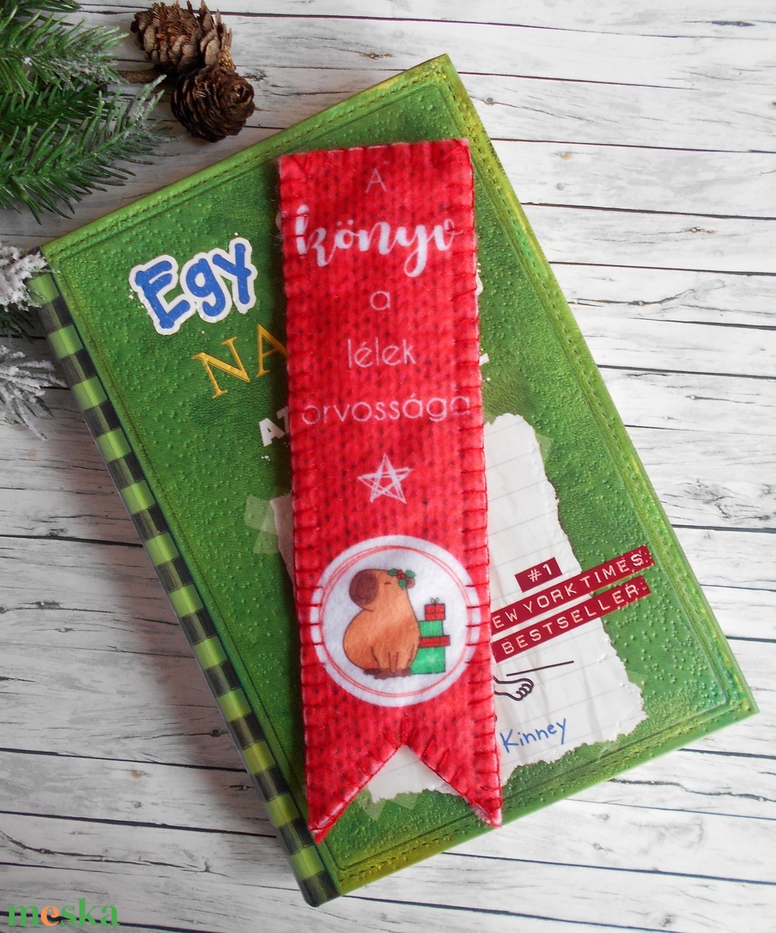 Capybara karácsonyi könyvjelző piros kötött alappal 5. - karácsony - karácsonyi ajándékozás - karácsonyi ajándékcsomagolás - Meska.hu