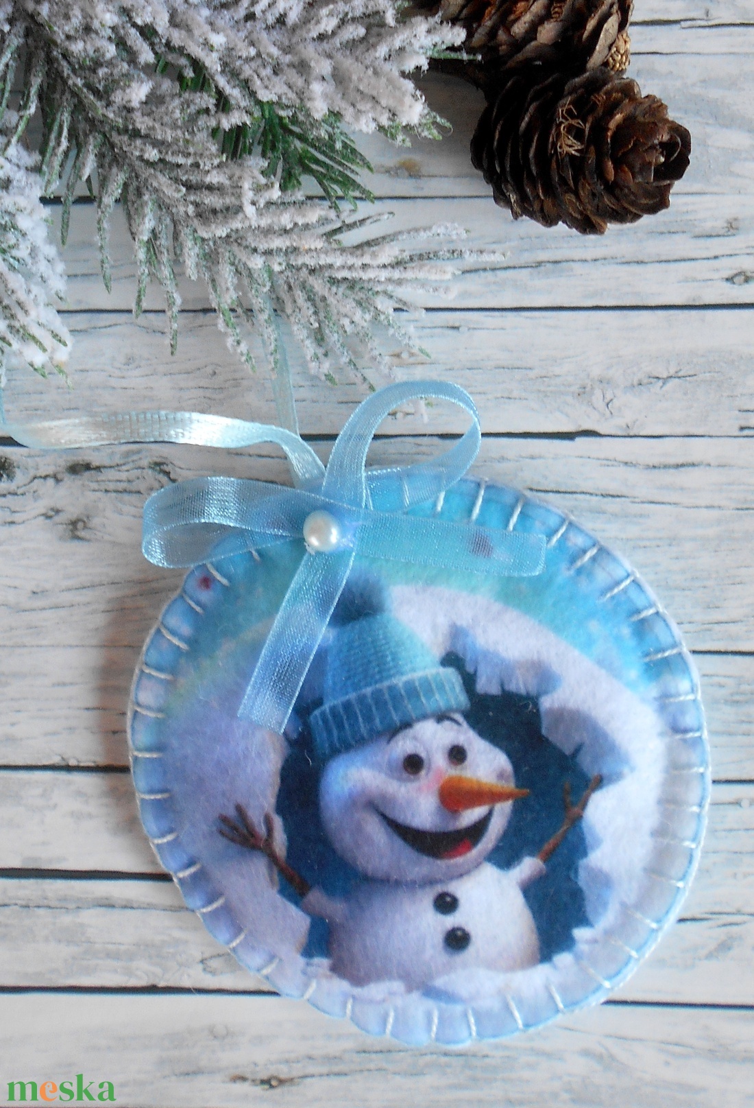 3D hatású 8 cm átmérőjű, kör alakú karácsonyfa dísz (vidám hóemberes kék sapiban) - karácsony - karácsonyi lakásdekoráció - karácsonyfadíszek - Meska.hu