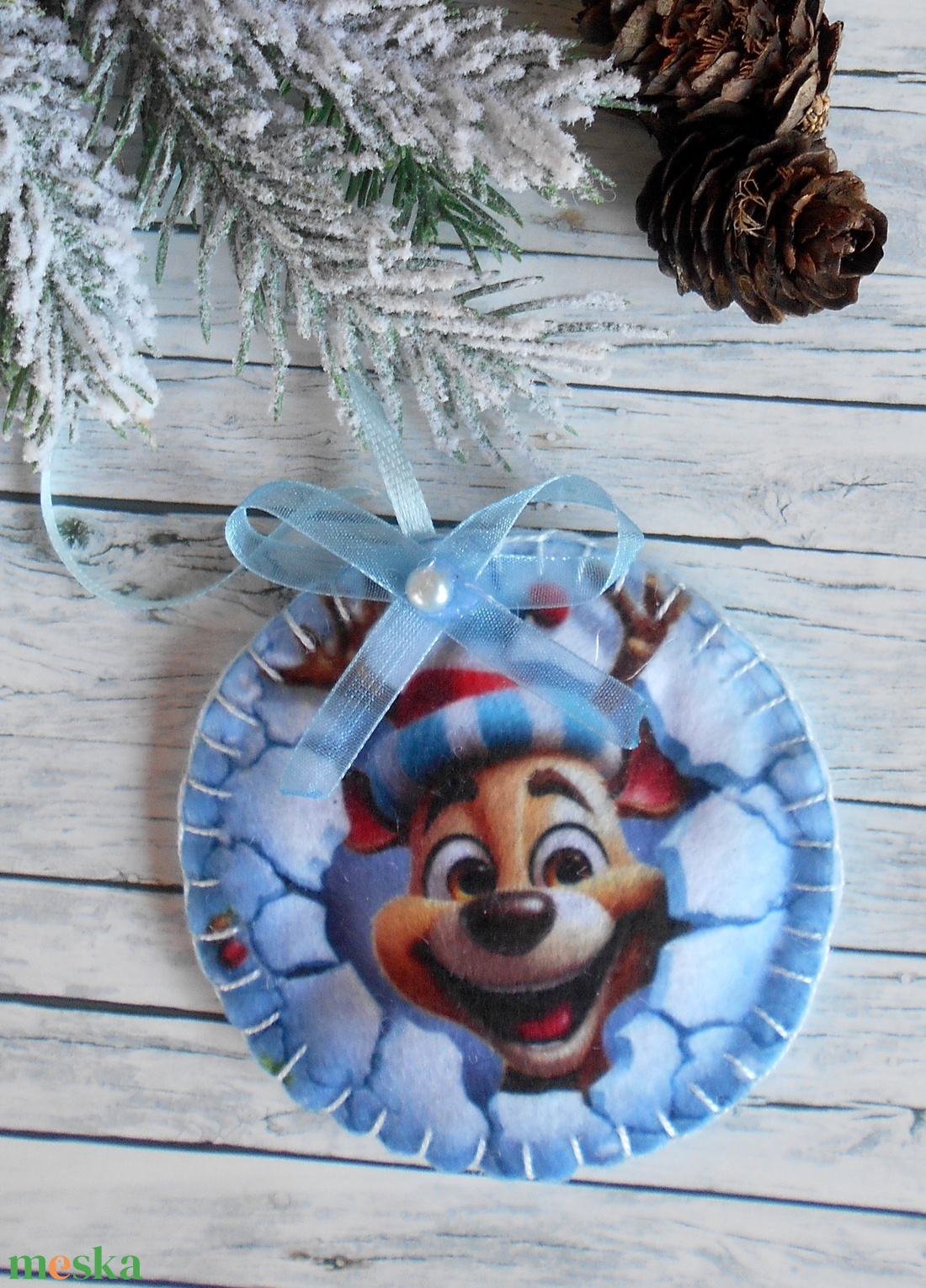 3D hatású 8 cm átmérőjű kör alakú karácsonyfa dísz (rénszarvas mikulás sapkában) - karácsony - karácsonyi lakásdekoráció - karácsonyfadíszek - Meska.hu